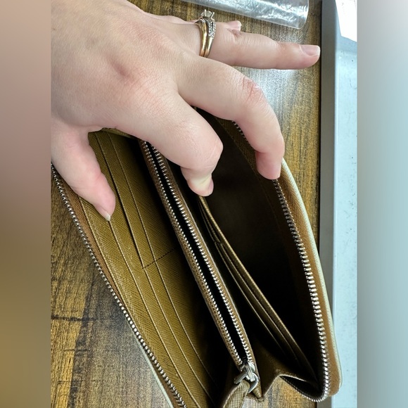 🔥LIMITED TIME SALE🔥Prada Zip Wallet - Picture 9 of 10